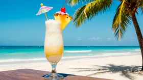 «Пина колада» — коктейль, который покорил мир: кто его придумал, как приготовить дома и в чем подавать