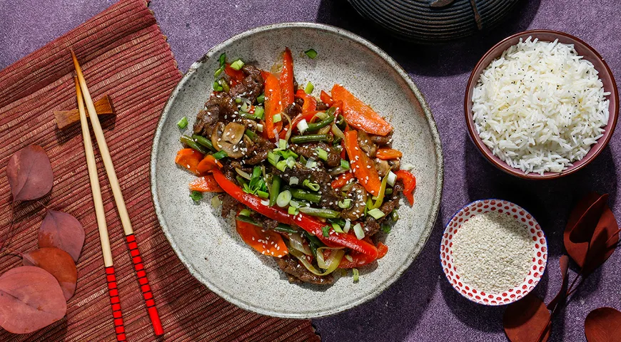 Теплый азиатский салат с говядиной и стручковой фасолью