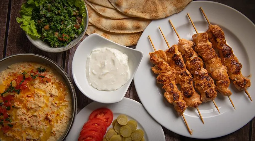 Ливанский чесночный соус подают к блюдам из мяса, рыбы, овощей или просто едят, намазав на лепешку
