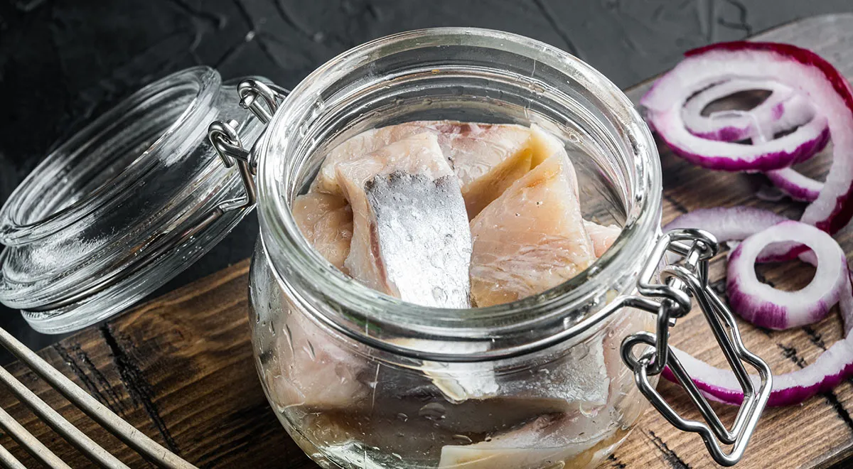 Быстрый рецепт соленой селедки