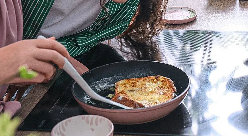 Гренки из кулича с ягодами и мороженым