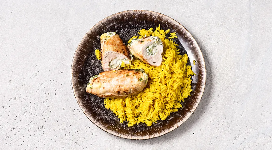 Куриные рулетики с плавленым сыром и зеленью на сковороде