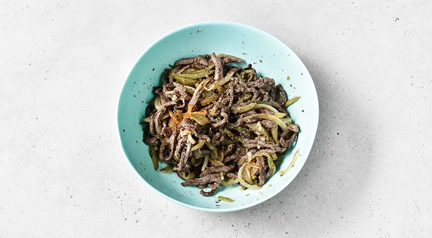 Салат «Шахтерский» с солеными огурцами и мясом