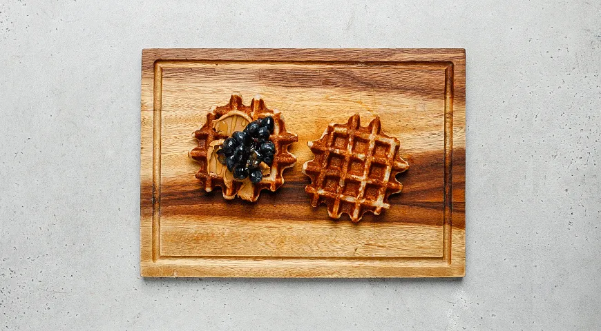 Цельнозерновые вафли с арахисовой пастой, ягодами и мороженым