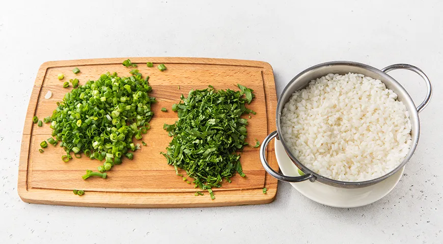 Заливной пирог с рисом, яйцами и луком