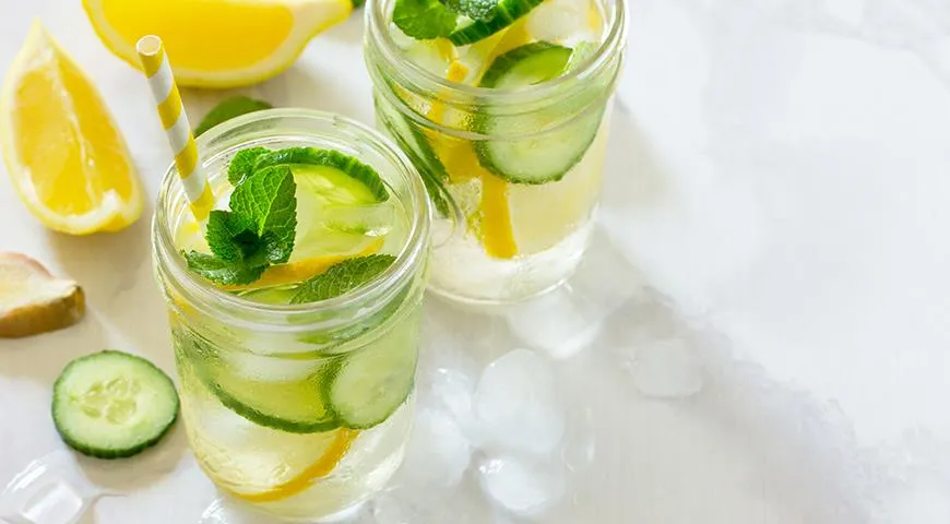Классический лимонад: сахар, вода, лимонный сок. Огурец и мята хорошо дополняют напиток