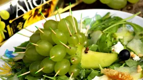 Рецепты с фруктами, мягкими сырами и рукколой