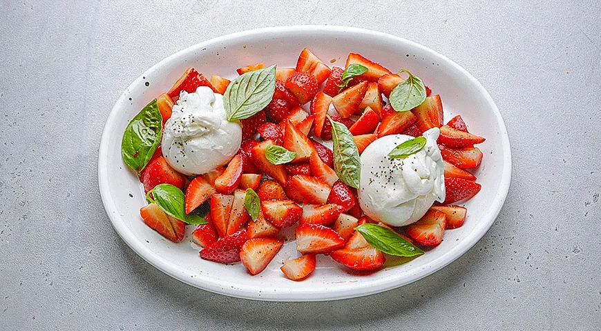 Клубника с бурратой в бальзамике