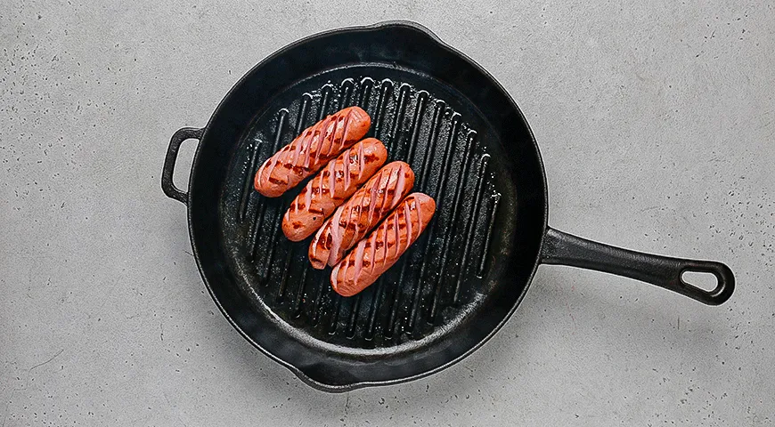 Сосиски гриль с сырным соусом и чипсами