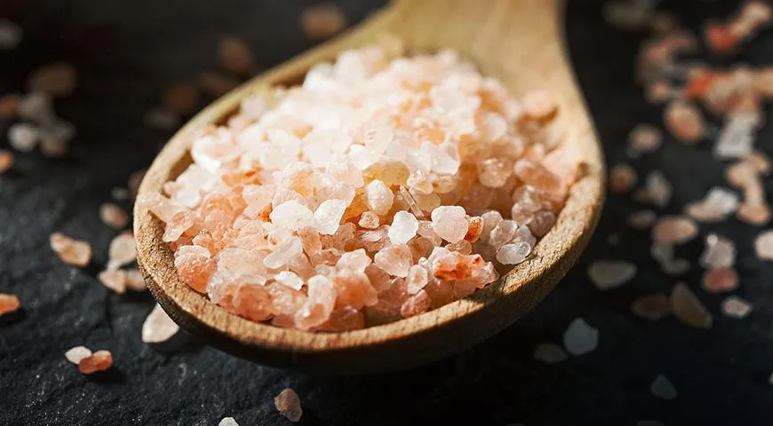 Гималайская розовая соль  менее соленая и содержит больше железа, меди, кальция, чем обычная