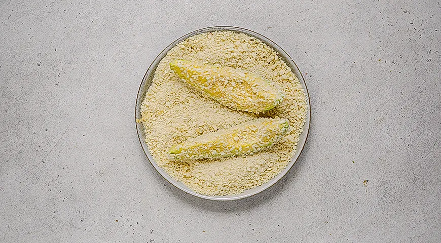 Хрустящее авокадо с острым соусом