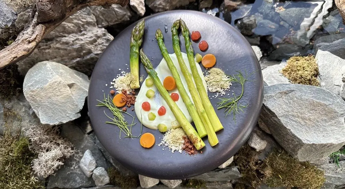спаржа с мягким исландским сыром и ягодным твистом Asparagus Delight