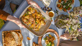 Курица с яблоками на сковороде