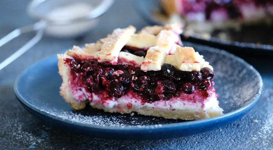 Пирог с творогом и смородиной