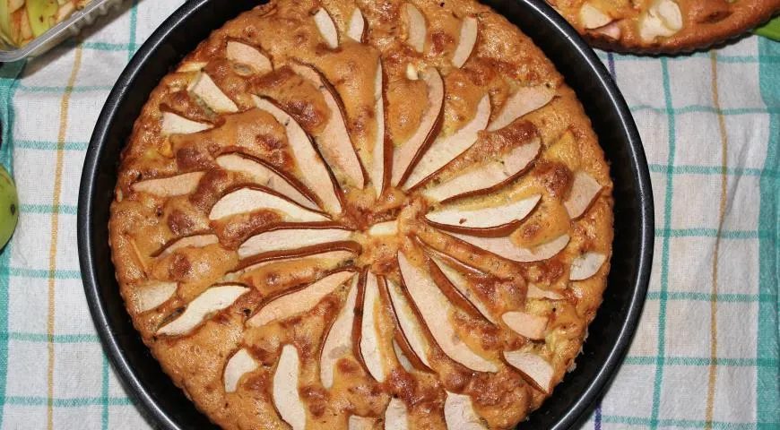 Традиционная ароматная шарлотка с яблоками и грушами