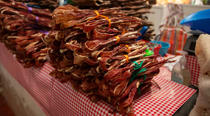 Из говяжьего рубца делают хрустящие мясные чипсы для закусок и украшения блюд