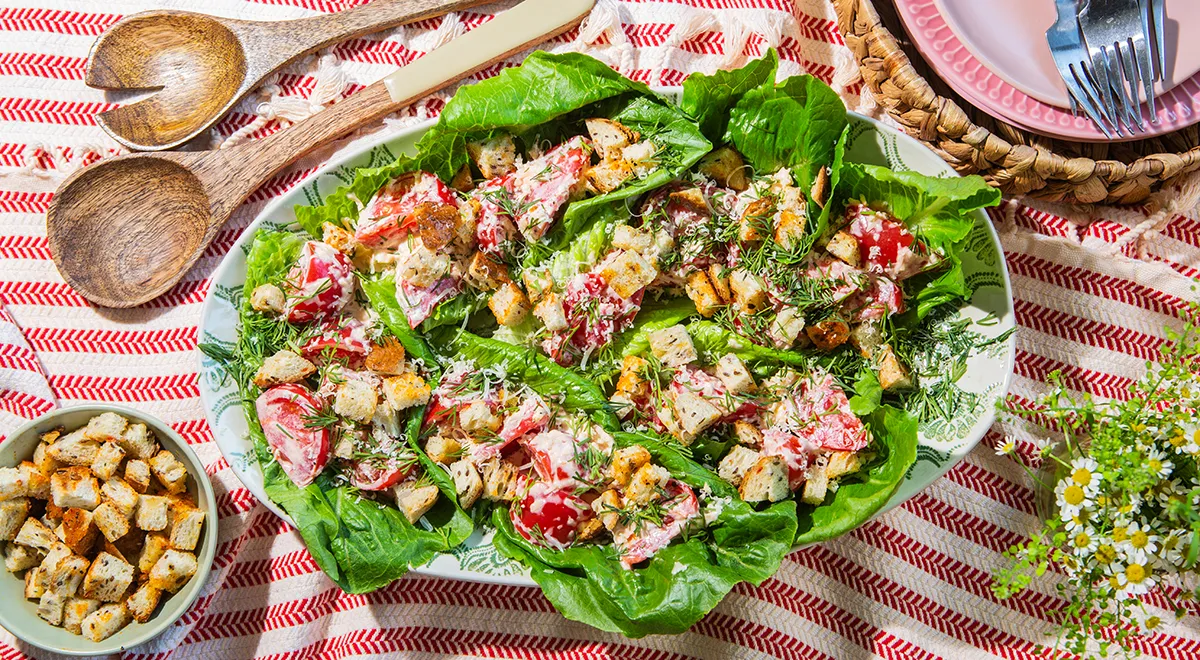 Рецепт салата «Минутка» из помидоров, сыра и сухариков