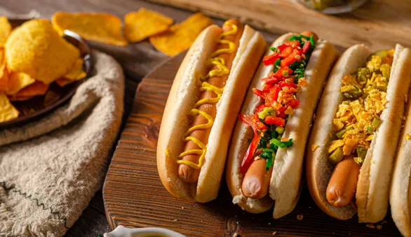 Зачем сосиску кладут в булочку и при чем здесь собаки