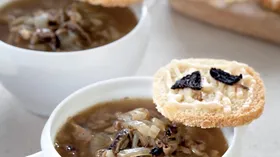 Луковый суп со сморчками и сырными гренками