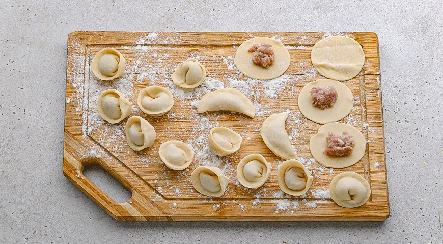 Пельмени сибирские в грибном бульоне