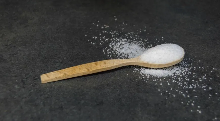 Суточная норма потребления соли составляет всего 5 г, то есть одну чайную ложку