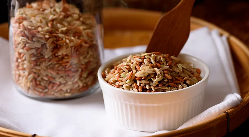 Зерна бурого риса обычно коричневого или золотисто-коричневого цвета, их длина колеблется от 5 до 7 мм