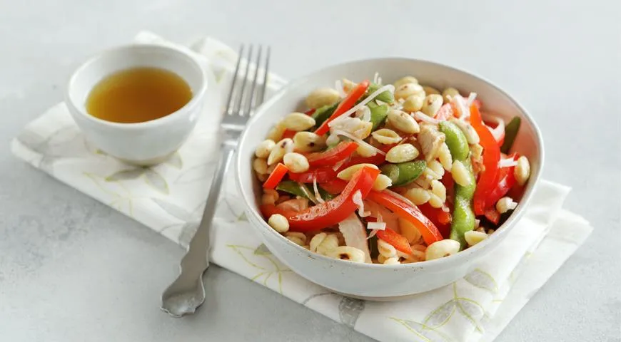 Салат с курицей и мелкой пастой