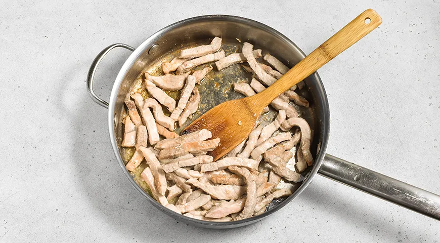 Рис со свининой и овощами в сковороде