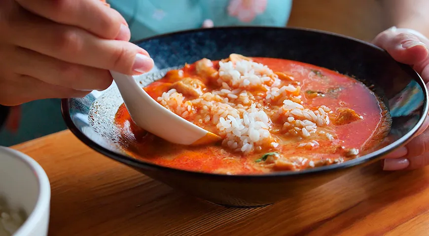 Удачным дополнением к супу том ям станет жасминовый рис или басмати