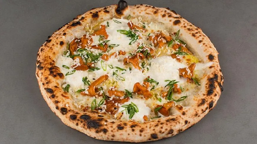 Пицца с лисичками, трюфельным кремом и хреном в Piza 22 cm