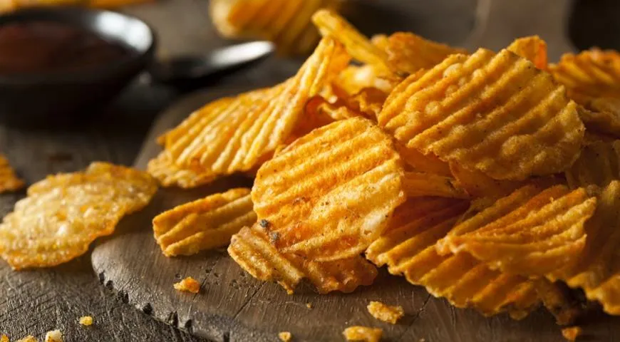 Картофельные чипсы делают из специального теста