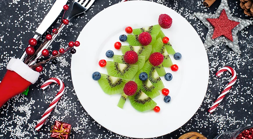 Самый простой способ удивить гостей — собрать из фруктов настоящую елку