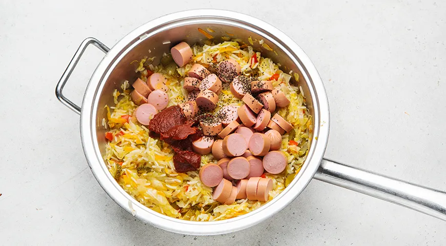 Домашняя солянка с капустой, рисом и сосисками