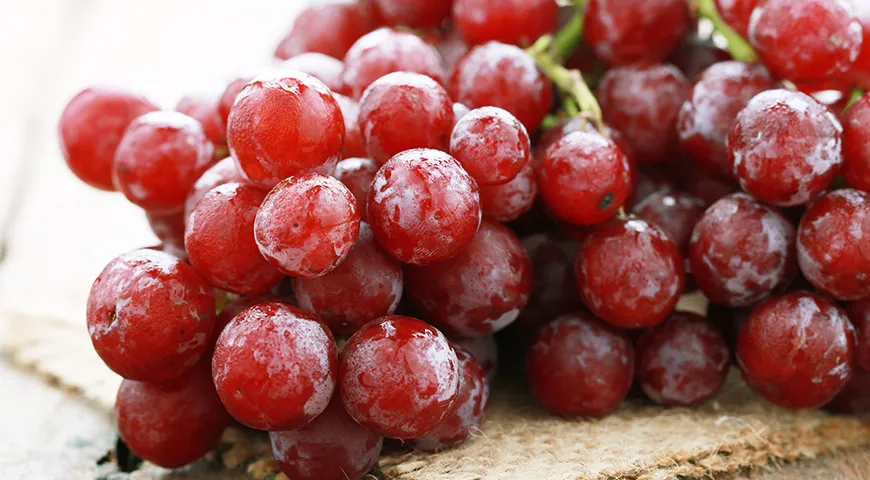 Виноград считается довольно калорийным продуктом, поэтому злоупотреблять им не стоит, особенно если вы на диете
