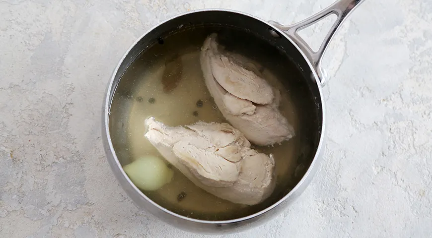 Чтобы куриная грудка получилась сочной, варите ее 20–25 минут в подсоленной воде с пряностями на слабом огне