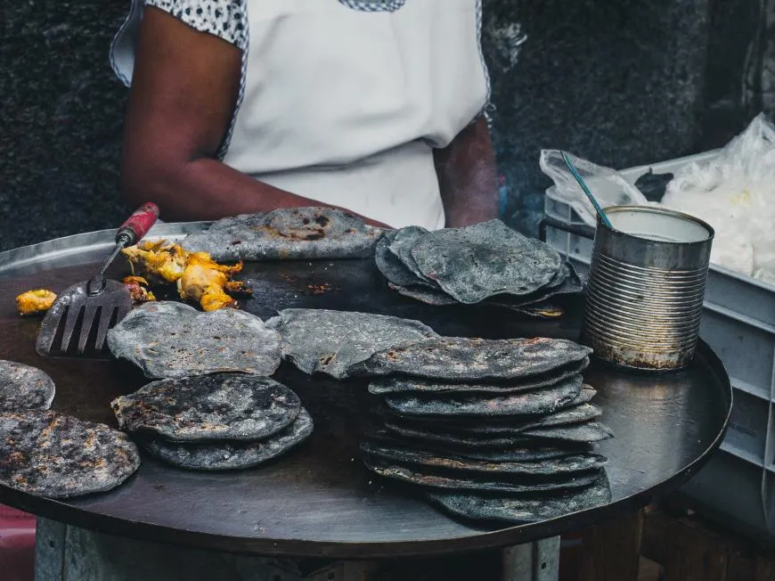 Тлакойос с бобовой пастой и загадочными начинками на улице Мехико