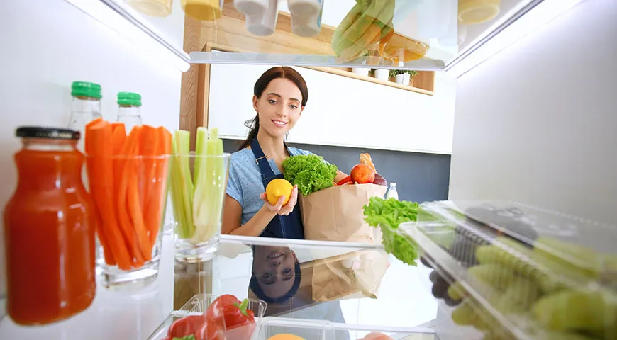 Располагайте на одной полке продукты одного типа, но старайтесь не ставить их слишком близко друг к другу