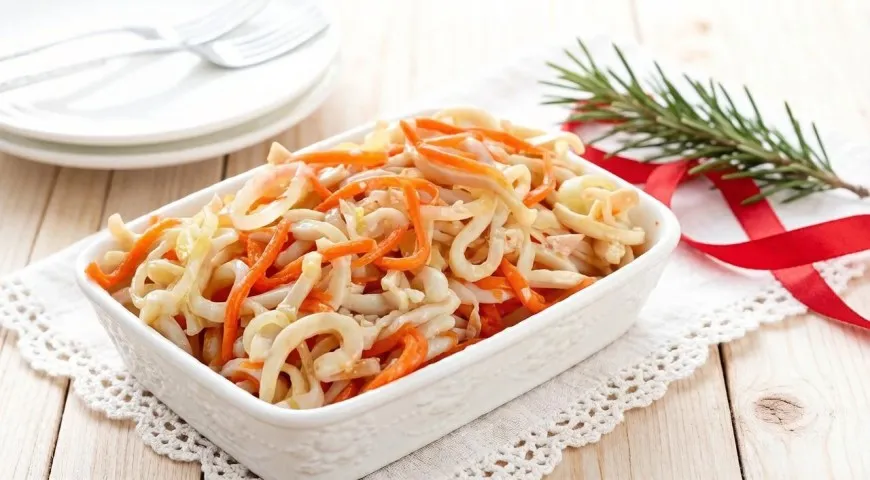 Салат с кальмарами, луком и морковью
