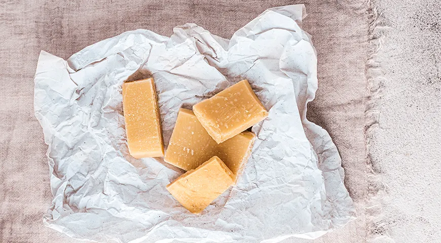 Вощеная бумага создает барьер между поверхностью продукта и внешней средой, но при этом позволяет сыру «дышать»