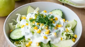 Хрустящий салат с пекинской капустой, яблоком и кукурузой