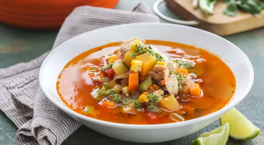Куриный суп с овощами и заправкой из кинзы