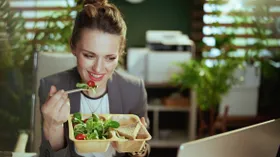 Стало известно, что нужно есть в 40 лет для сохранения памяти после 70