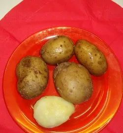 Картофель для омлета отвариваем, очищаем от кожуры