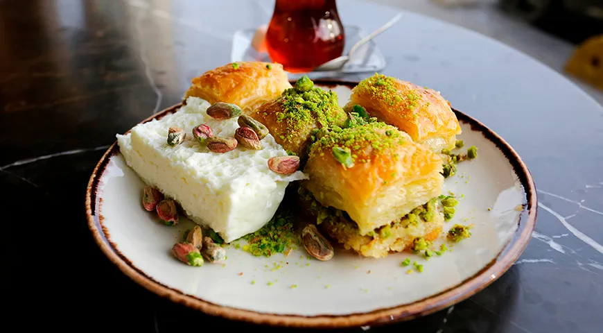 В турецкой кухне каймак неотъемлемая часть десерта kaymaklı baklava