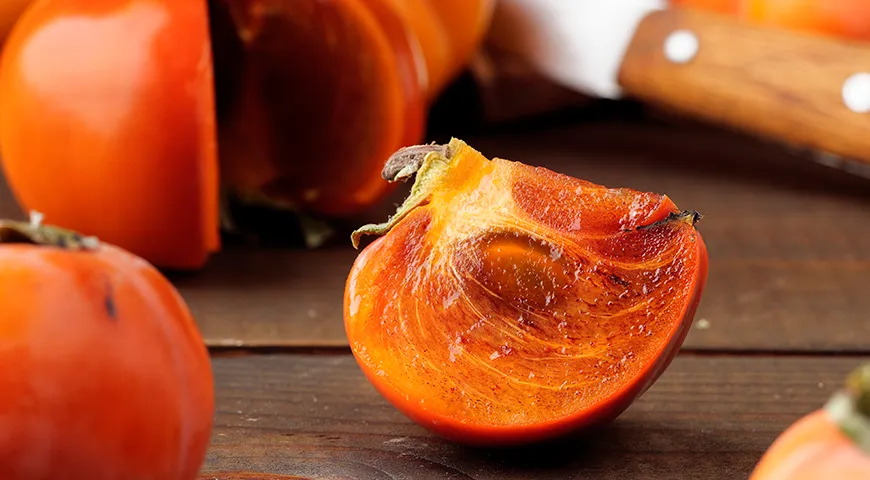 Хурму Королек ценят за ее медовую, наполненную соком мякоть и необычное свойство — терпкость, со временем переходящую в приятную, сбалансированную сладость