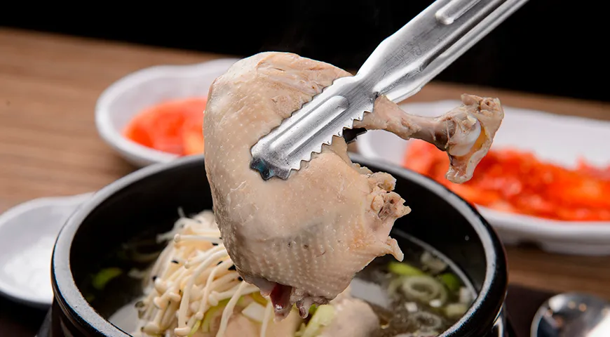 Вкус куриных окорочков зависит от происхождения: фермерское мясо обычно ароматнее и плотнее фабричного