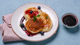 Оладьи с ягодным соусом