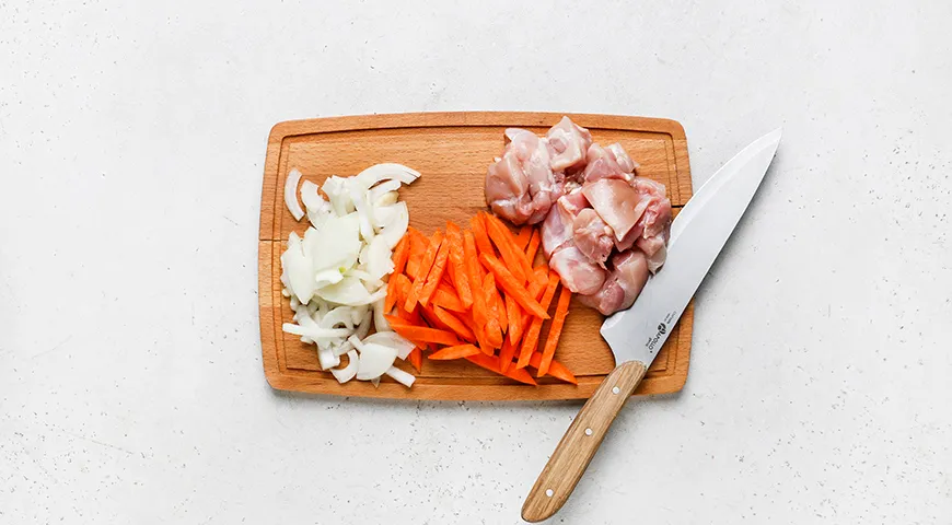 Рассыпчатый плов с курицей на сковороде