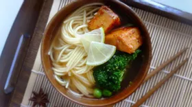 Суп с лапшой и овощами в азиатском стиле