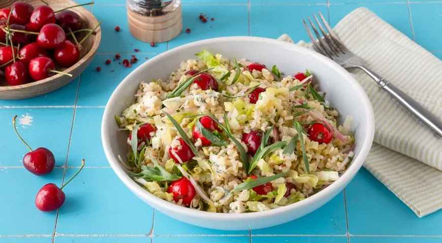 Рецепт салата из пшеничной крупы с вишней, сыром и шнитт-луком